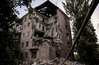 «Противник беспощадно уничтожает город всеми возможными средствами, применяет огромное количество FPV-дронов, сбросов [взрывчатки] по защитникам города», — пишут украинские военные в своем телеграм-канале