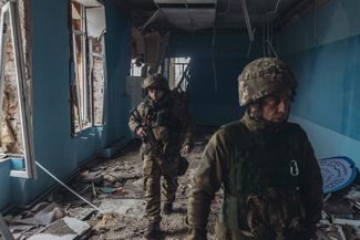 Бойцы ВСУ в разрушенном здании рядом с линией фронта в Донецкой области
