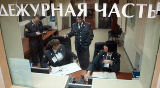 Сотрудники полиции — в новом здании 24-го отдела полиции в Невском районе Санкт-Петербурга, январь 2013 года