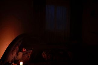 Жители Киева в своей квартире в Соломенском районе города. Электроэнергия в их доме отключена из-за обстрелов Киева российскими военными. Ноябрь 2022 года