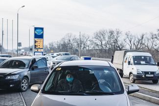 Очередь из автомобилей на заправочной станции в Краматорске, 24 февраля 2022 года