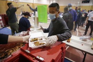 Раздача еды в центре помощи пострадавшим в Техасе