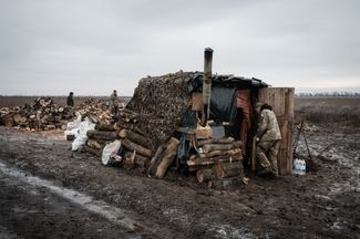 Украинские военные заготавливают дрова для снабжения позиций на передовой