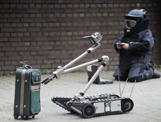 Робот обследует подозрительный чемодан