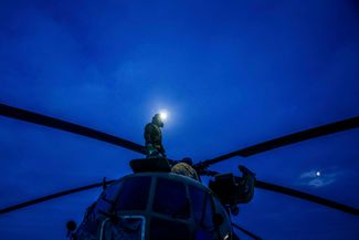 Украинские военные летчики на крыше вертолета