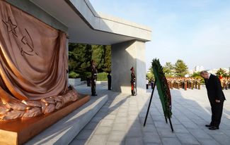 Путин возлагает венок к монументу Свободы — главному памятнику в центре Пхеньяна. 