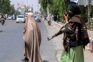 Патруль талибов на улицах Кандагара. Город находится под их властью с 12 августа. 19 августа 2021 года