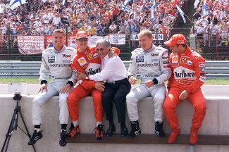 Гонщики «Макларена» и «Феррари» — двух ведущих команд «Формулы-1» на тот момент — с Берни Экклстоуном. Слева направо: Дэвид Култхард, Михаэль Шумахер, Экклстоун, Мика Хаккинен, Рубенс Баррикелло. Будапешт, 12 августа 2000 года