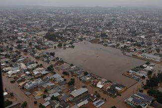 Вид сверху на затопленные районы в муниципалитете Каноасе, входящем в состав агломерации столицы Риу-Гранди-ду-Сул — города Порту-Алегри, 4 мая