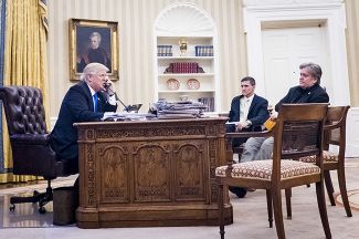 Советник по национальной безопасности Майкл Флинн (в центре), главный советник президента США Стив Бэннон (справа) и президент США Дональд Трамп во время разговора американского лидера с премьер-министром Австралии Малкольмом Тернбуллом, 28 января 2017 года