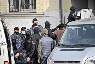 Сотрудники ФСИН заводят журналистов Doxa в Басманный суд. 14 апреля 2021 года