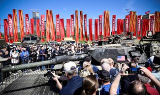 На Поклонной горе, в частности, выставили немецкий танк Leopard 2, американский Abrams, БМП Bradley, БТР М113 и другую бронетхнику, в том числе специализированную, например, американскую ремонтно-эвакуационную машину M88А1. Кроме того, на выставке представлены украинские бронетранспортеры, бронеавтомобили «Козак», танки Т-72 и Т-64, <a href="https://tass.ru/obschestvo/20689789" rel="noopener noreferrer" target="_blank">сообщал</a> ТАСС