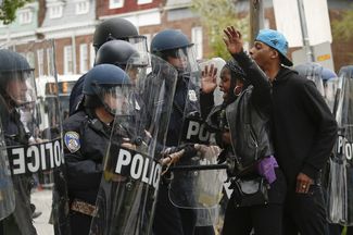 Полиция и демонстранты в Балтиморе, 27 апреля