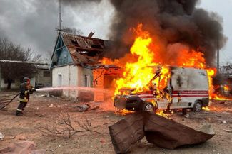 Пожар на месте ракетного удара по пункту медпомощи в селе Золочев Харьковской области, 15 марта 2024 года