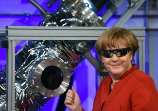 Ангела Меркель в специальных защитных очках во время визита в Европейский центр подготовки астронавтов. Кельн, 18 мая 2016 года