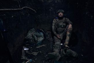 Украинский солдат с позывным «Молот» в окопе на передовой в Запорожской области. «Молот» потерял ногу в бою, но вернулся на фронт с протезом. 1 июля 2023 года