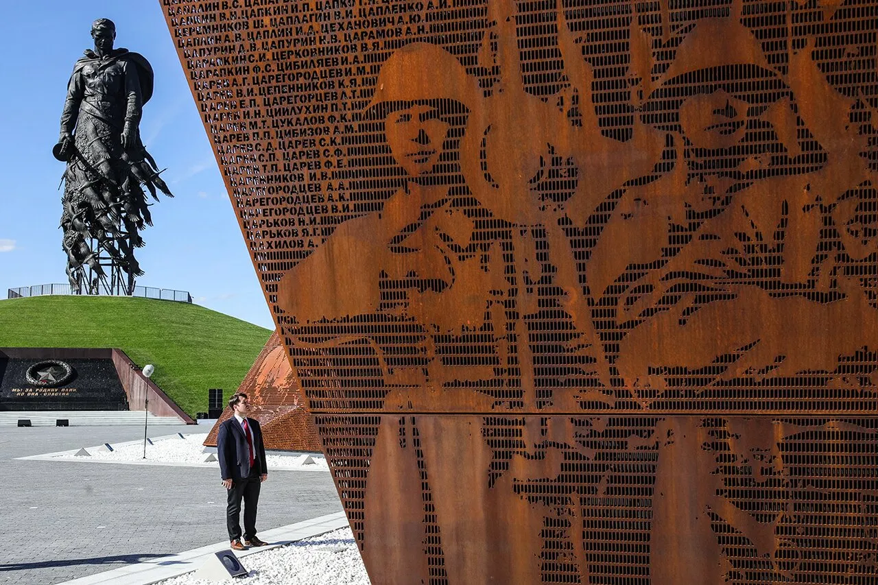 История мемориала Советскому солдату подо Ржевом, который словно парит над  землей. За что его хвалят — и почему критикуют художественное решение? —  Meduza