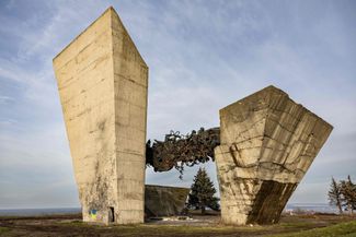 Поврежденный памятник погибшим во Второй мировой войне в Изюме