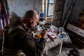 Солдат обедает в штабе батальона теробороны