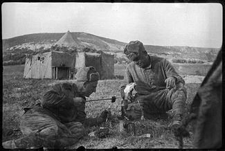 Около перевязочной 308-й мотострелковой бригады в поселке Шули, 28 апреля 1944 года