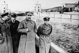 Климент Ворошилов, Вячеслав Молотов, Иосиф Сталин и Николай Ежов на канале Москва — Волга, 1937 год