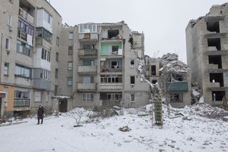 Жители города Часов Яр среди разрушенных домов