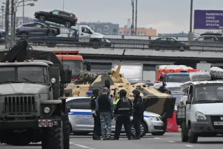 БТР и полицейский автомобиль на одном из блокпостов на окраине Москвы. 24 июня 2023 года