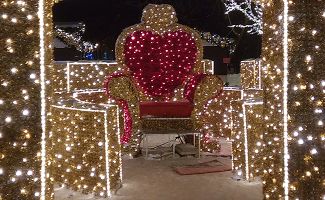 Иллюминированное кресло на одной из площадок фестиваля «Путешествие в Рождество»