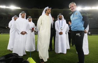 Шейх Мансур ибн Заид аль-Нахайян (в центре) позирует с тренером «Манчестер Сити» Марком Хьюзом