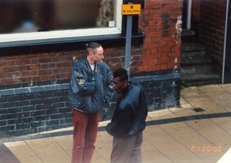 Нил Вудс под прикрытием покупает наркотики у дилера в Нормантоне, 1995 год.