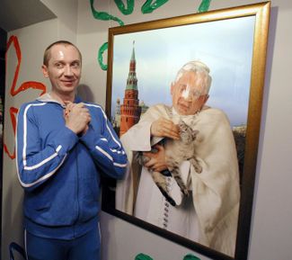 Влад Мамышев-Монро на открытии выставки своих работ «STARZZZ» в галерее «Д — 137». 2005 год