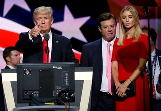 Кандидат в президенты США Дональд Трамп, Пол Манафорт и дочь Трампа Иванка на cъезде Республиканской партии в Кливленде, 21 июля 2016 года