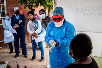 Медсестра некоммерческой организации «Врачи без границ» готовится взять мазок на коронавирус в клинике Йоханнесбурга, 13 мая 2020 года