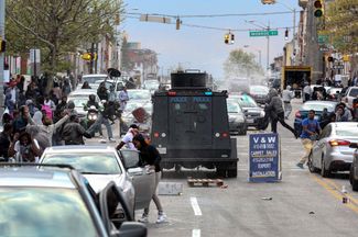 Полицейский бронеавтомобиль на улицах Балтимора, 27 апреля