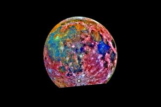 «Искусственноцветная» (False color) фотография Луны от автоматической межпланетной станции Galileo, которая пролетала мимо 8 декабря 1992 года на пути к исследованию четырех крупных лун Юпитера. Серия снимков была получена не в привычном для человеческих глаз режиме, через красный, зеленый и синий фильтры, а в более широком спектре, с захватом ближнего инфракрасного диапазона. Снимок сделан с расстояния 425 тысяч километров через 17,5-сантиметровый телескоп системы Кассегрена и с помощью фотоматрицы разрешением 0,64 мегапикселя. Искусственный цвет снимка облегчает геологические исследования поверхности. Видимые красным цветом участки относятся к лунным горам, а оттенки от оранжевого до синего — к лунным морям. Разница в цвете лунных морей показывает разницу их состава: так, синий цвет указывает на повышенное содержание титана в грунте, а оранжевый — железа. Galileo сделал этот снимок не собственно для изучения Луны, а для испытания своего бортового оборудования, всю силу которого он потом обратил на спутники Юпитера.