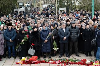 Похороны жертв теракта в Кизляре у собора Георгия Победоносца, 20 февраля 2018 года