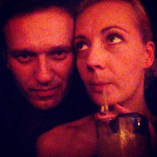 Эту <a href="https://www.instagram.com/p/fDwEgEoC2p/" rel="noopener noreferrer" target="_blank">фотографию</a> Навальный выложил в инстаграме в начале октября 2013 года. Под ней много комментариев о том, что Алексей и Юлия — красивая пара. Навальный признавался, что его снимки с женой собирают больше лайков, чем фотографии без нее.