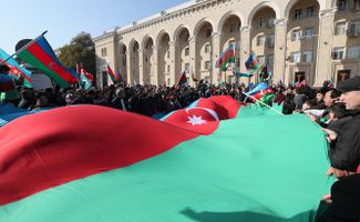 Жители города Гянджа, второго по величине в Азербайджане, празднуют завершение войны