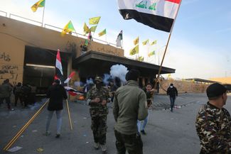 Протестующие перед посольством США в Ираке. Багдад, 1 января 2020 года