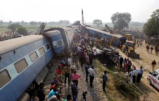 Место крушения поезда на севере Индии. 20 ноября 2016 года