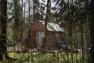 Некоторые домики в поселении пустуют