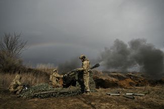 Украинские военные ведут огонь из гаубицы по российским позициям рядом с Бахмутом
