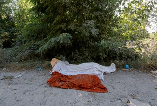 Тела женщины и ребенка, погибших в результате обстрела Донецка