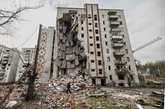 Житель Лимана в Донецкой области возле дома, разрушенного во время боев. В конце мая город был оккупирован российской армией. В ходе осеннего контрнаступления ВСУ освободили его