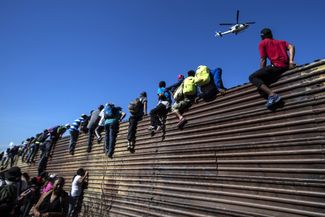 США из-за попытки прорыва мигрантов через границу временно закрыли КПП «Сан-Исидро» — один из самых загруженных пограничных переходов в мире