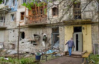 Жилой дом на окраине Харькова, поврежденный недавним обстрелом со стороны России<br>