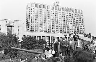 Президент РСФСР Борис Ельцин у здания Совета министров РСФСР. Москва, 19 августа 1991 года