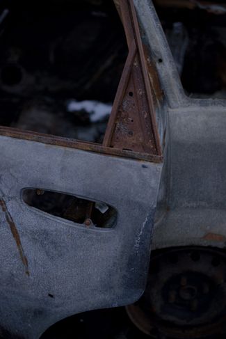 Фрагмент сгоревшей машины. Февраль 2024-го