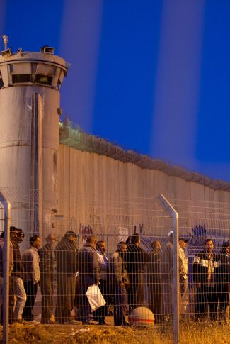 Палестинцы затемно занимают очередь, чтобы пройти КПП и попасть на работу в Израиле