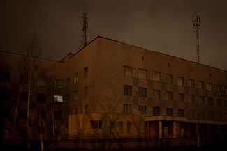 Поликлиника № 3 на Ореста Левицкого, 18А. Большая часть окон выбита. Февраль 2024 года